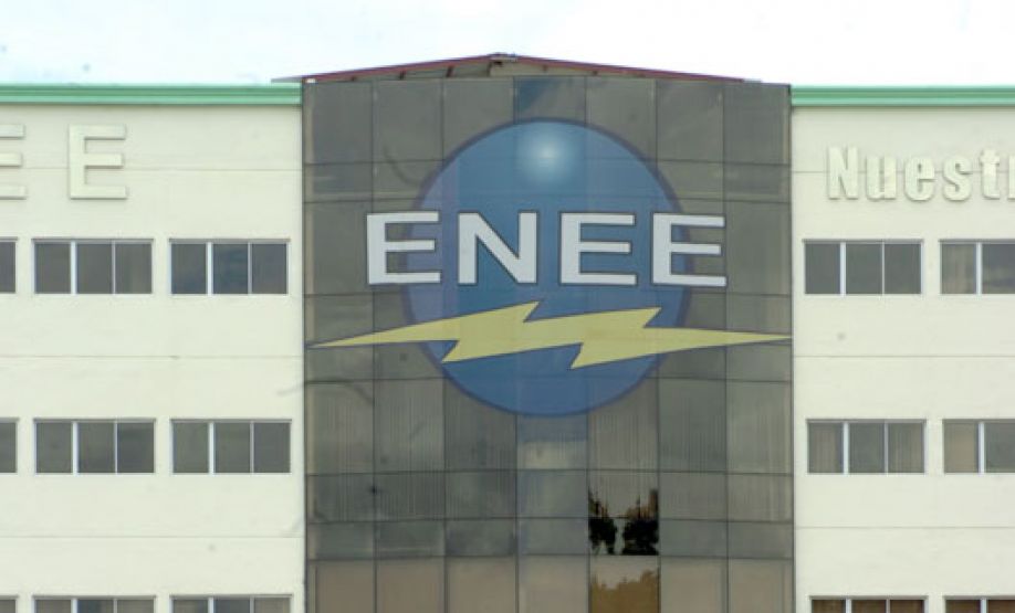 Interventora de ENEE asegura no cederá, mientras sindicato sigue pidiendo su salida
