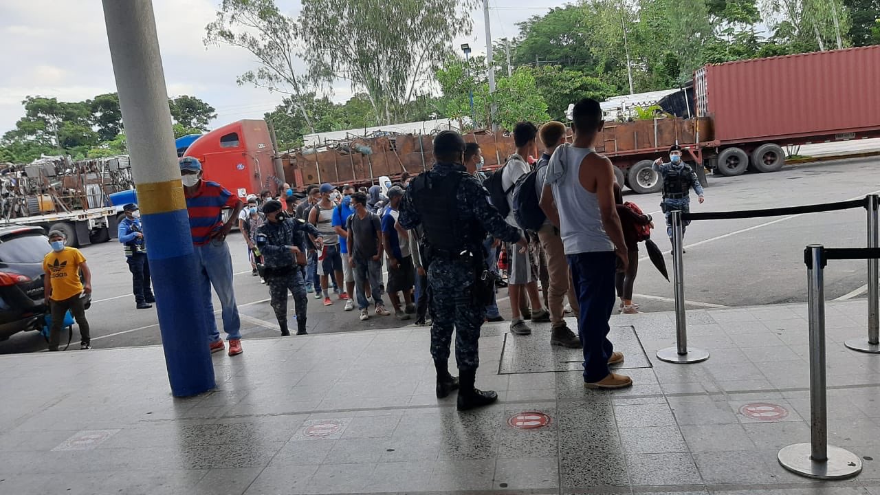 Autoridades hondureñas “advierten” a caravana los riegos de la pandemia y restricciones en Guatemala