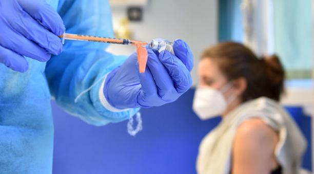 OMS aprueba el uso de emergencia de la vacuna de Pfizer y BioNTech