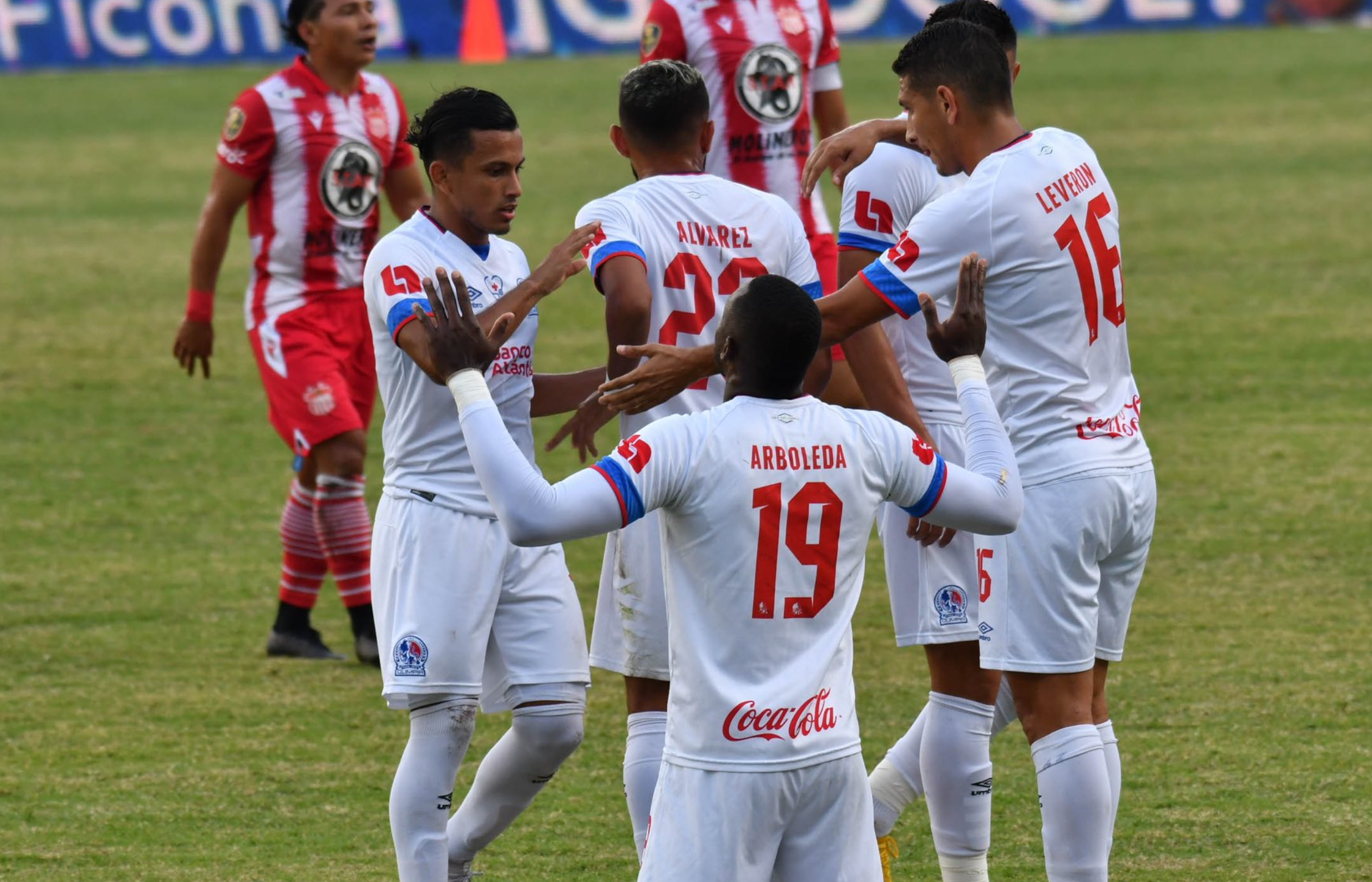 Olimpia golea 3-0 al Vida y enfrentará a Motagua en la final del Apertura