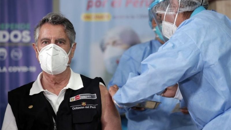 Escándalo en Perú por irregular vacunación “secreta y de cortesía” a altos funcionarios