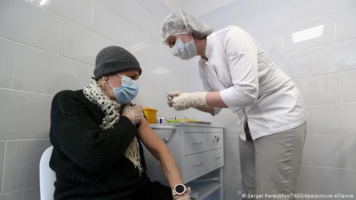 Rusia aprueba una tercera vacuna, la CoviVac
