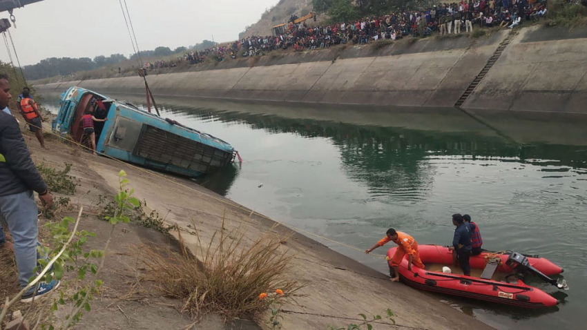 Unas 40 personas murieron en India tras caer un autobús por un puente