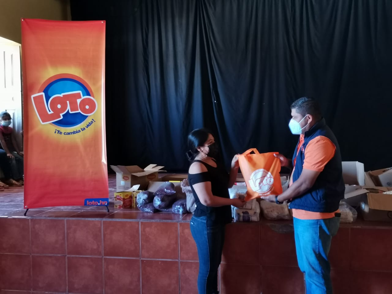Más de 100 personas con discapacidad en La Paz reciben donaciones de LOTO