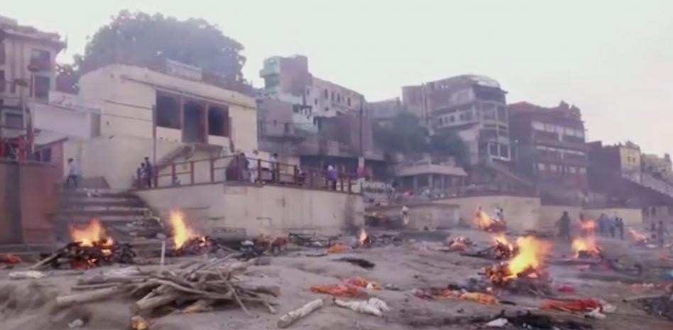 Crematorios en la India están desbordados por Covid y queman cuerpos en la calle