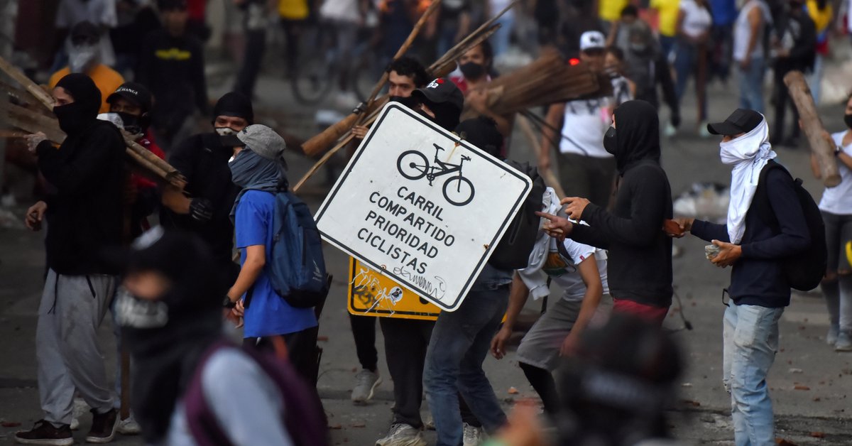 Segundo día de protestas en Colombia deja saqueos y desmanes en Cali