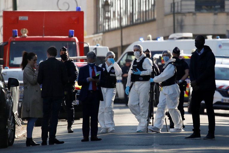Un terrorista asesinó con cuchillo a una empleada de la Policía cerca de París