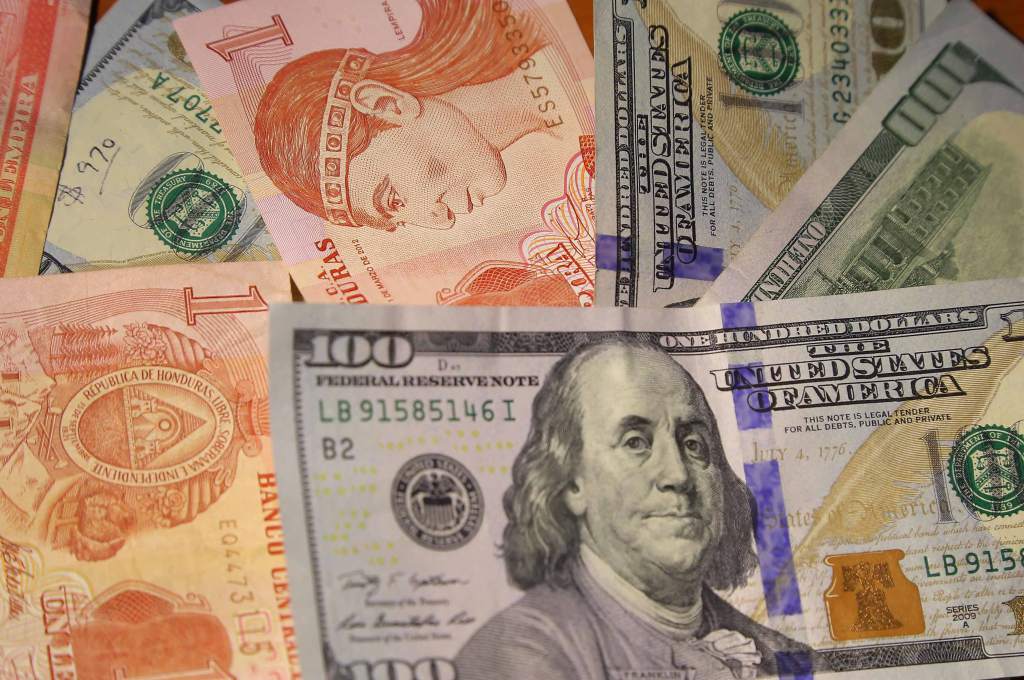 Depreciación del lempira frente al dólar no ha sido tan acelerada, considera economista