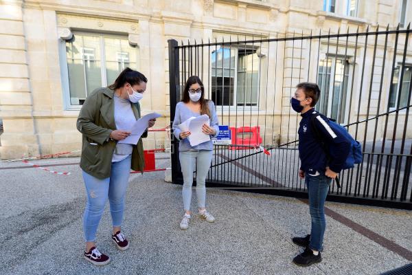 Francia ordena cerrar las escuelas tres semanas por el avance de la pandemia