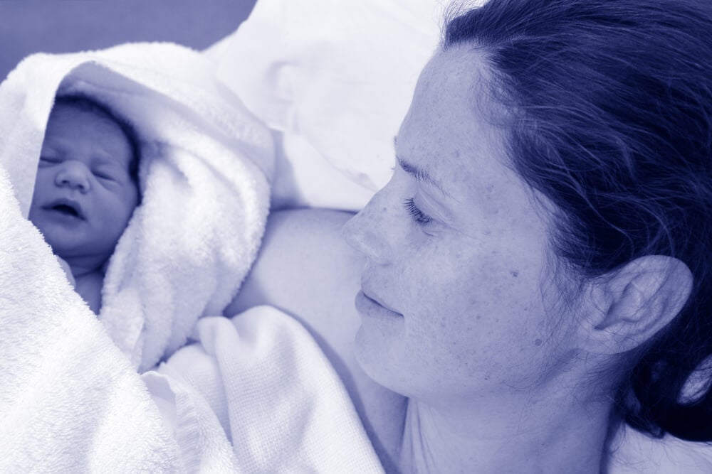 Mujer con un bebé recién nacido.
