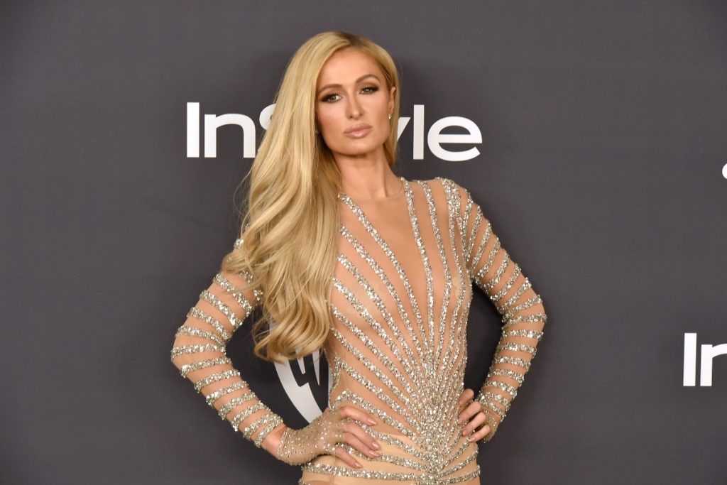 Paris Hilton es criticada por vacacionar en Maui tras incendios en Hawái 