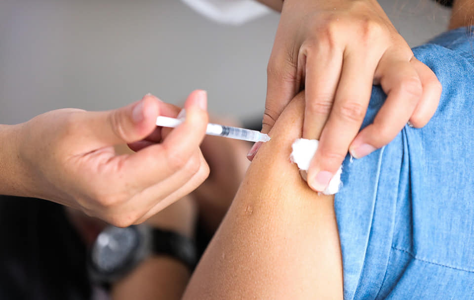 ¿Nuevo efecto de Pfizer? Noruegas reportan aumento de pechos tras vacuna contra covid