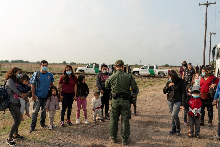 El gobierno de Estados Unidos comienza a reunir a las familias migrantes separadas