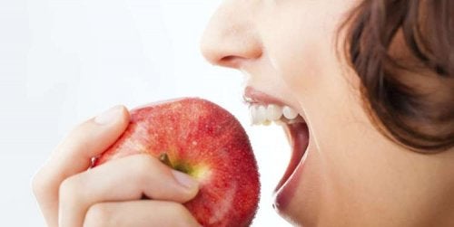 Mujer comiendo manzana