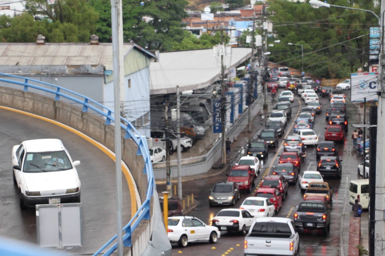 Arranca el “Hoy no circula” en la capital, pero autoridades aceptan que tráfico “no desaparecerá”