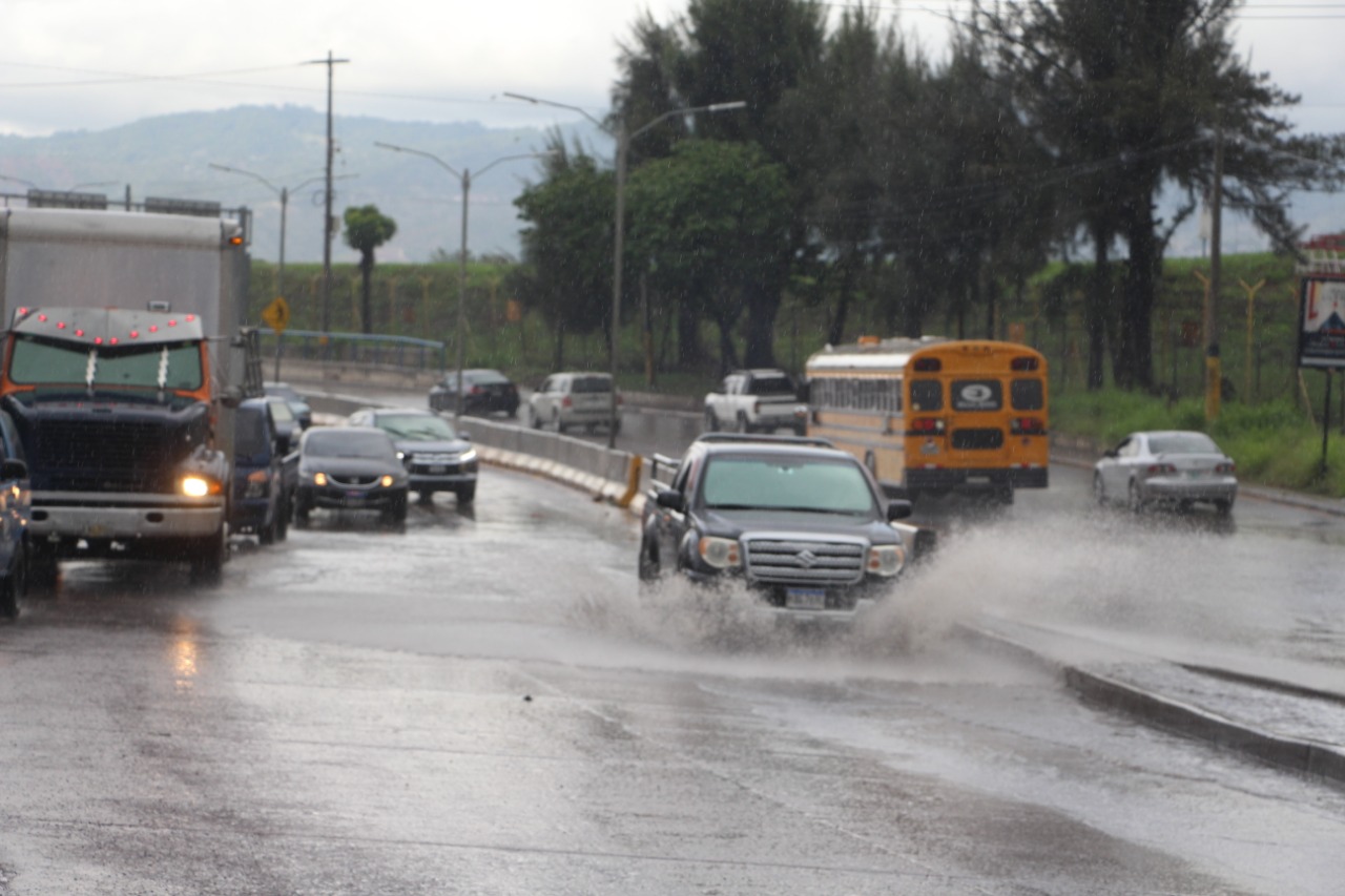 Lluvias continuarán en varias zonas por entrada de humedad al país