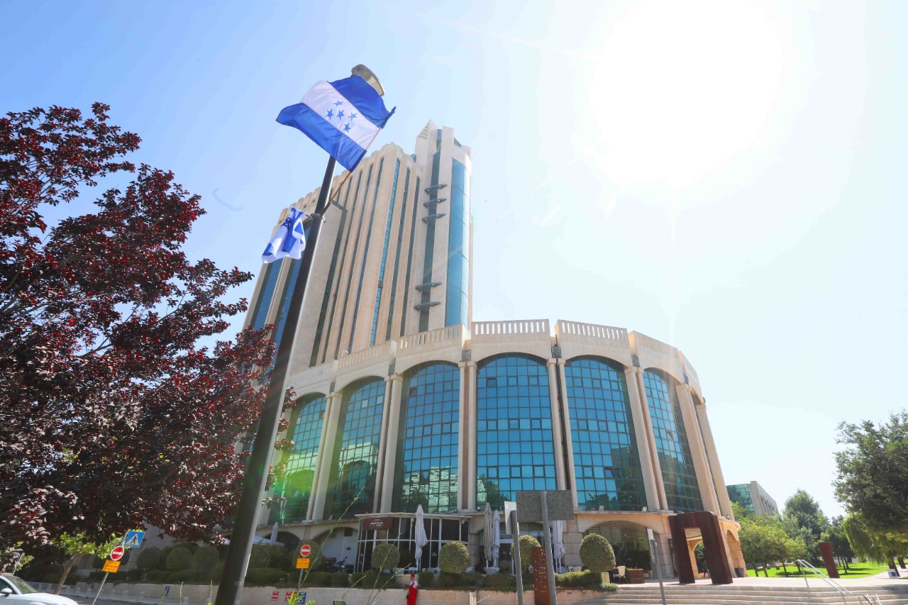 Bandera de Honduras ya flamea en su embajada en Jerusalén que será inaugurada este jueves