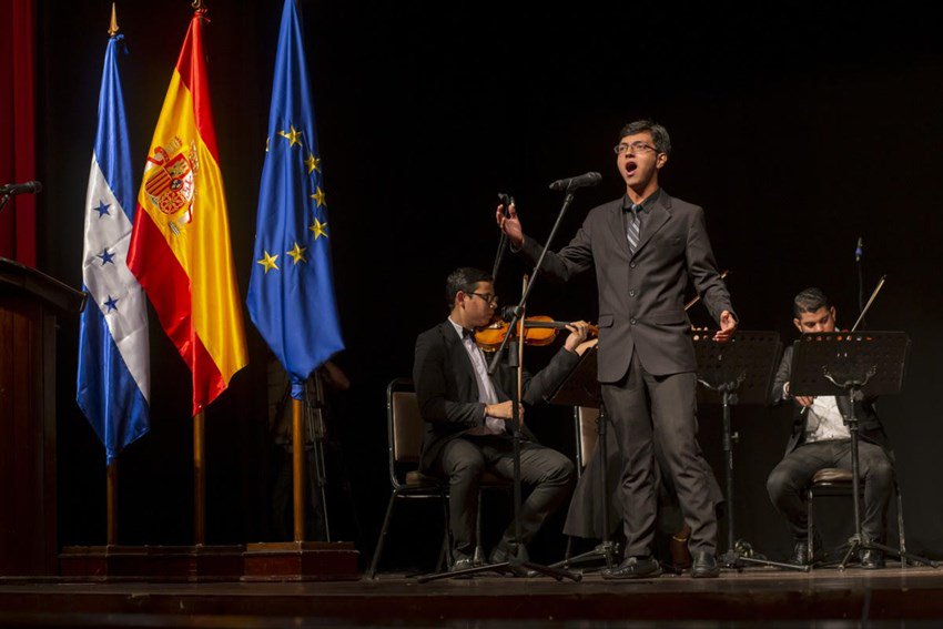 Hondureño sorprende en España por su voz contratenor