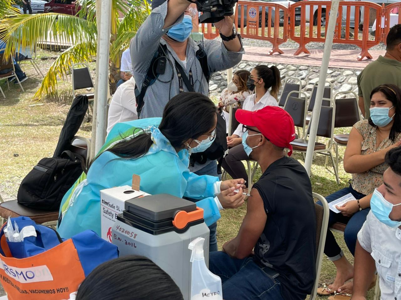 Trabajadores turísticos en La Ceiba reciben primera dosis de vacuna contra el Covid-19