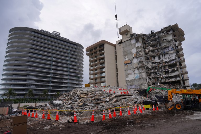 Se interrumpen tareas de rescate por peligro de colapso en el resto del condominio en Miami