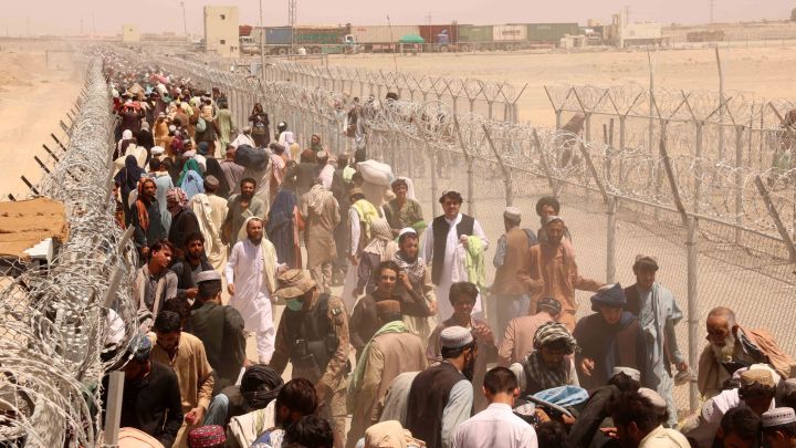 Caos en el aeropuerto de Kabul deja al menos 7 afganos muertos