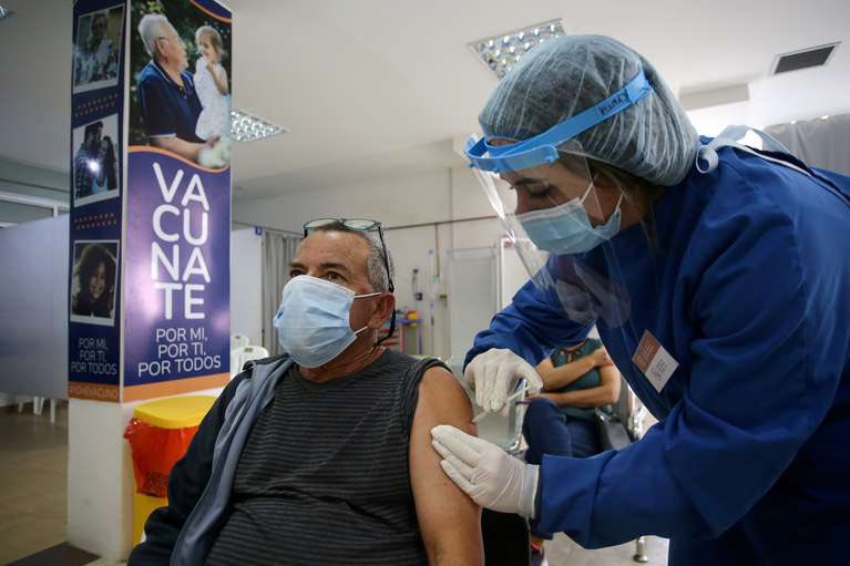 Interpol lanza alerta global por grupos que buscan estafar a gobiernos con vacunas anti-covid falsas
