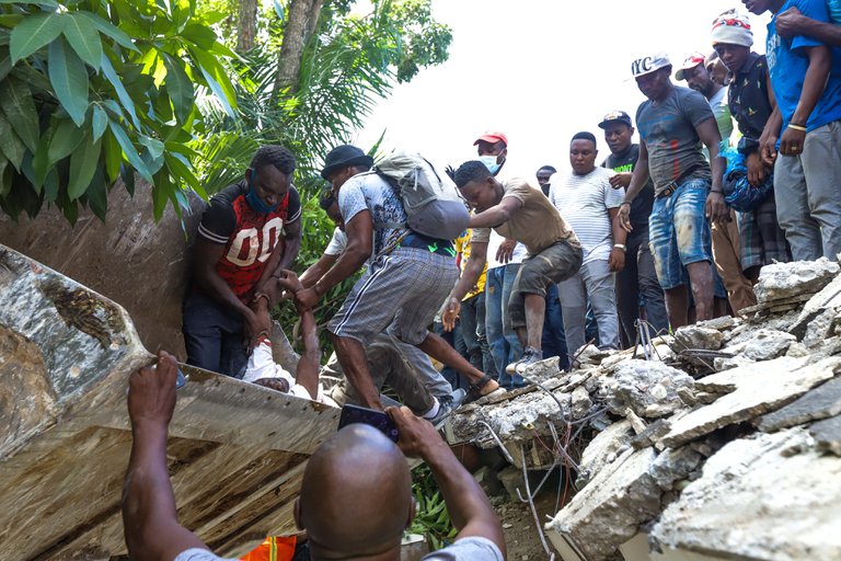 Ya son más de 300 muertos tras terremoto en Haití y autoridades temen muchos más