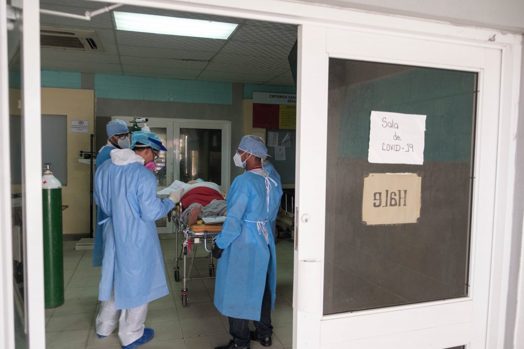 Hospitalizaciones por COVID siguen en aumento, mientras exhortan a vacunarse