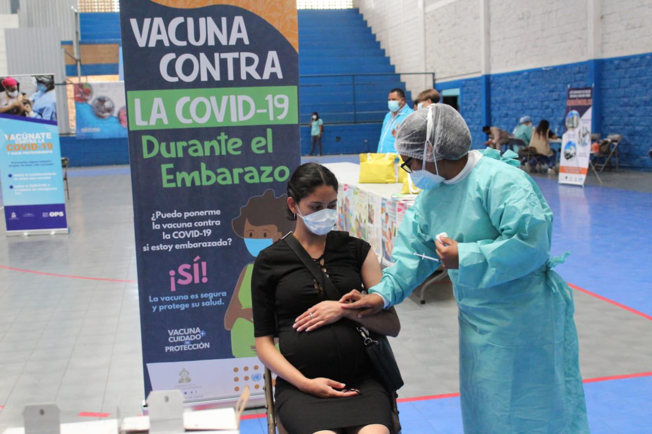 Ante incremento de casos por COVID, médicos exhorta a embarazadas a vacunarse