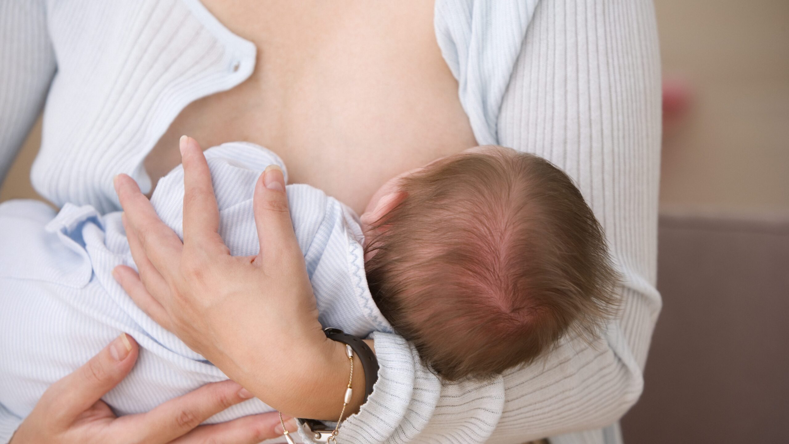 La leche materna de mujeres vacunadas con Pfizer contiene anticuerpos contra el SARS-CoV-2