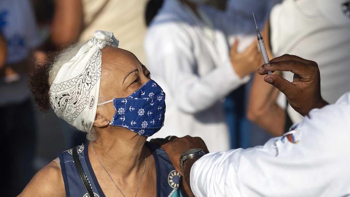 Brasil aplicará tercera dosis de vacuna anticovid a mayores de 70 años