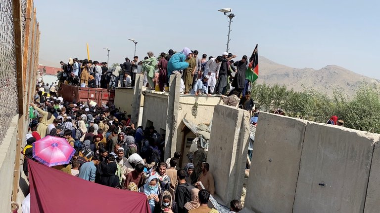 Los talibanes prohibieron a los afganos ir al aeropuerto de Kabul controlado por EEUU para huir del país