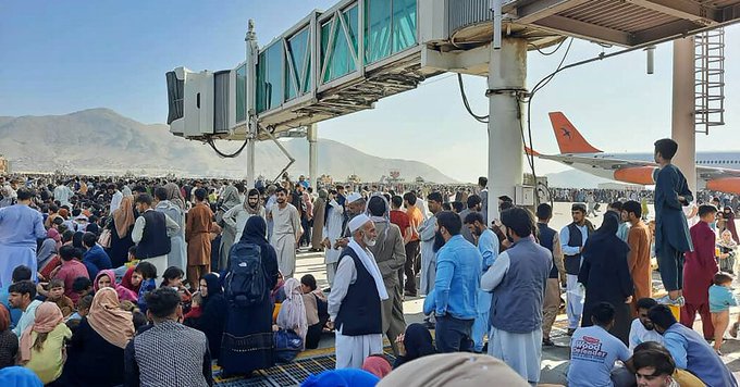 EEUU intensifica las evacuaciones en Kabul mientras negocia un cronograma con los talibanes
