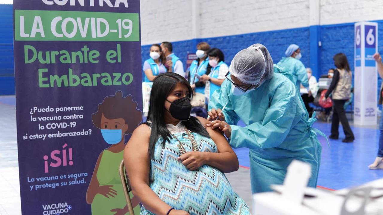 Salud lamenta que embarazadas tengan apatía a la vacuna contra la COVID