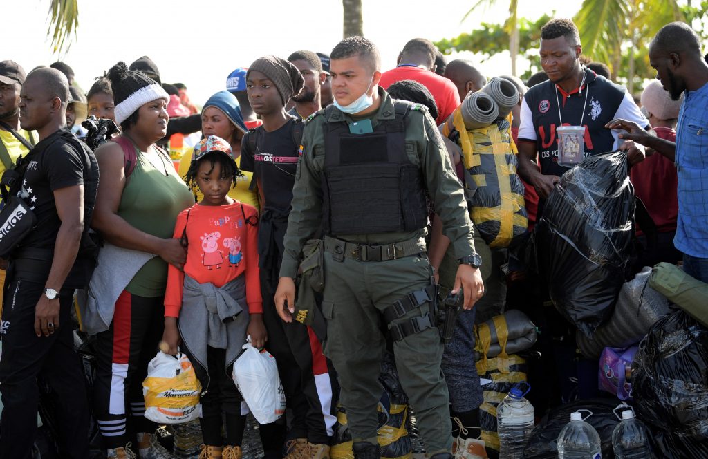 Migrantes haitianos rechazan abandonar el campamento en México