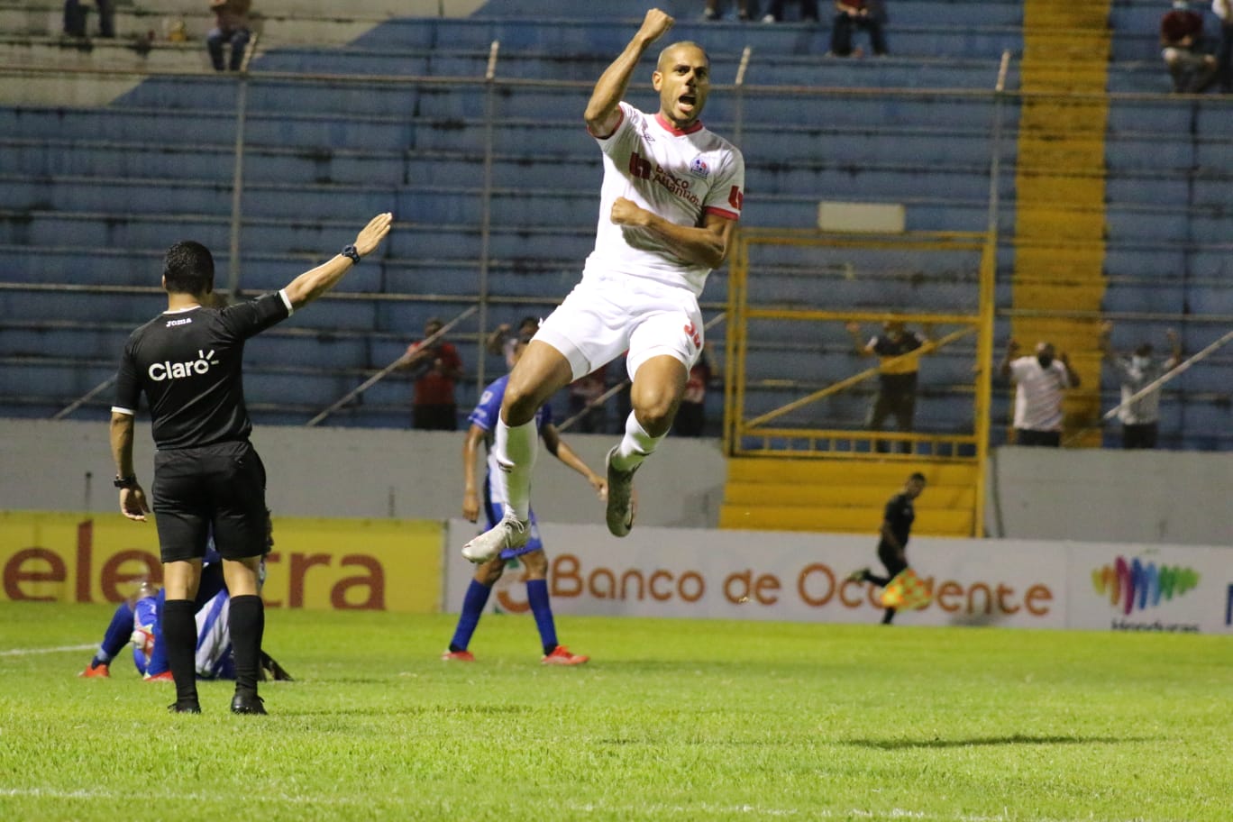 Olimpia aplasta 4-0 al Victoria con hat-trick de Eddie Hernández