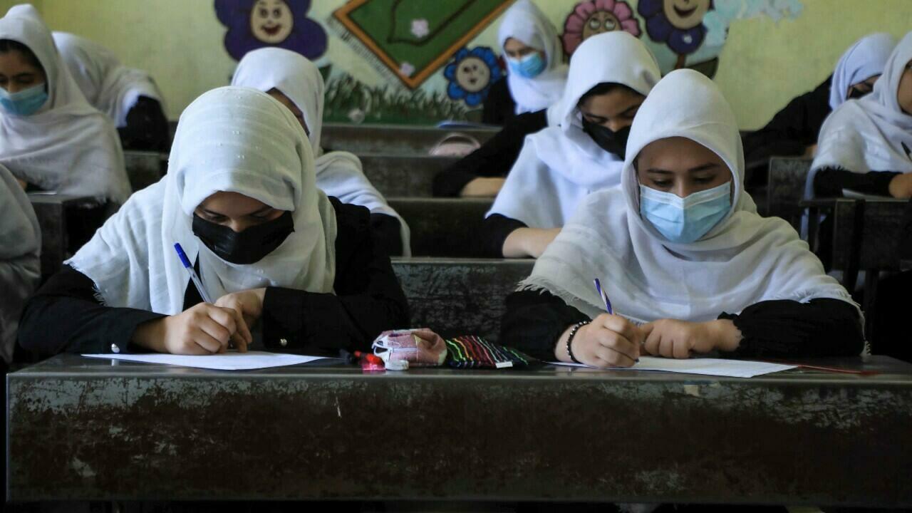Talibanes anuncian que las mujeres irán a las universidades