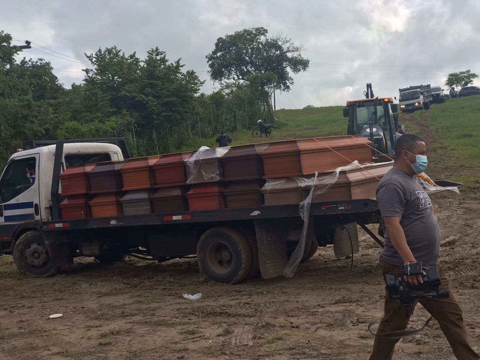 Medicina Forense hace inhumación de 40 cadáveres sin reclamar en Tegucigalpa