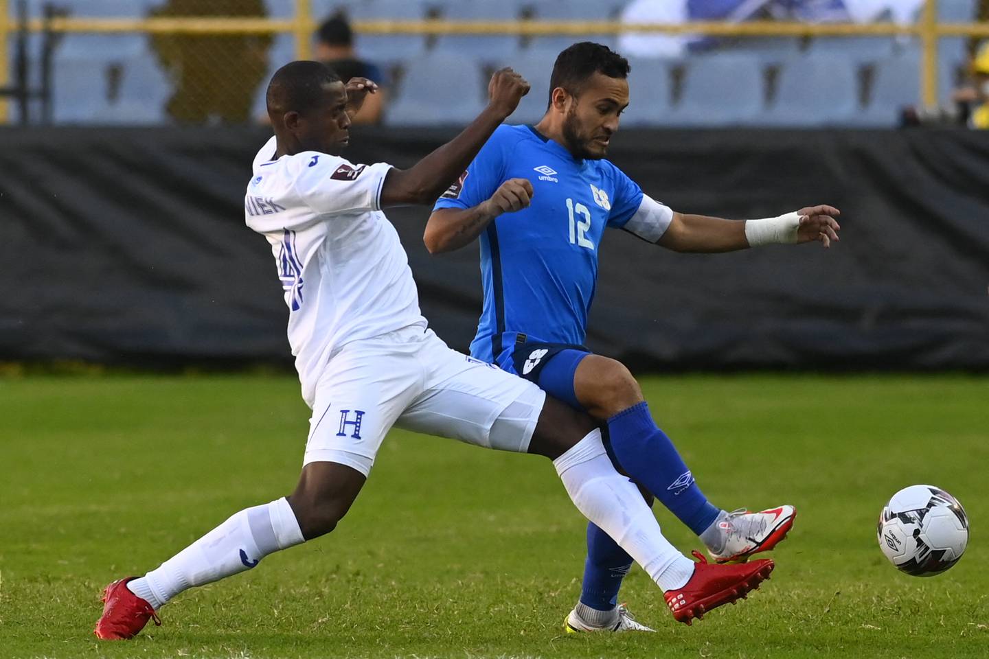 Honduras empata sin goles ante El Salvador y suma otro punto de visita en las eliminatorias