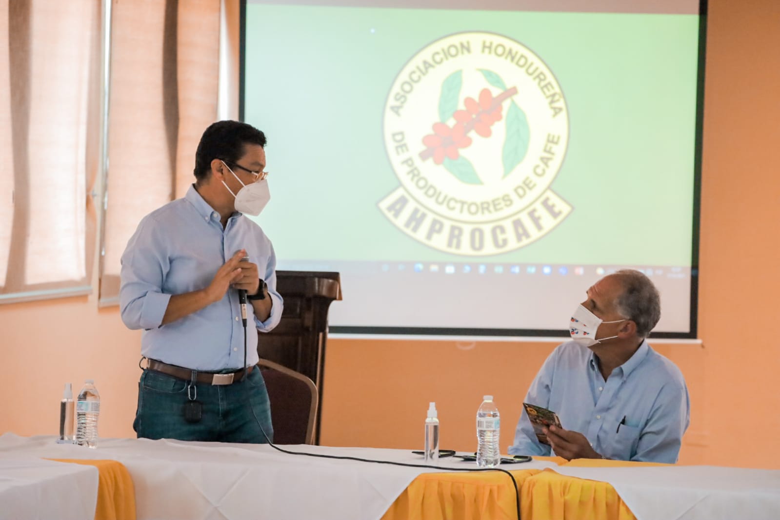 Tito Asfura y Ébal Díaz se comprometen con el sector cafetalero
