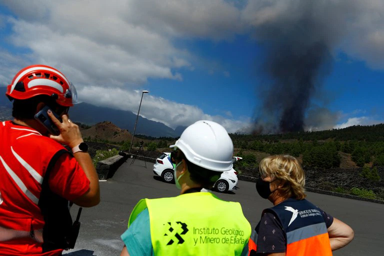Evacuan centenares de personas en la isla de La Palma en España tras erupción de volcán