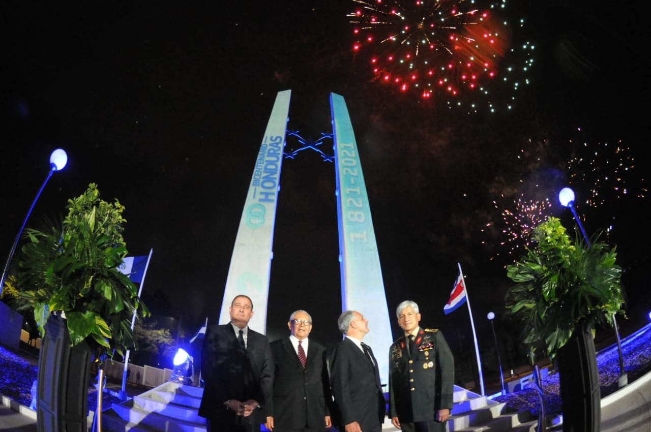 Inaugurado el “Monumento Obelisco Bicentenario” en la capital
