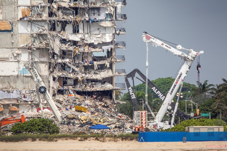 Evacuaron habitantes de dos edificios a metros de donde se derrumbó la torre de Miami-Dade