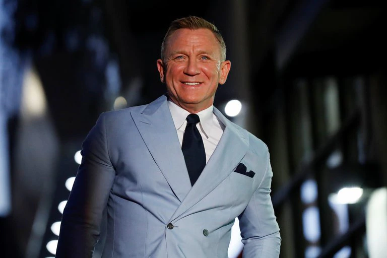 El actor Daniel Craig admitió que acude a bares gay