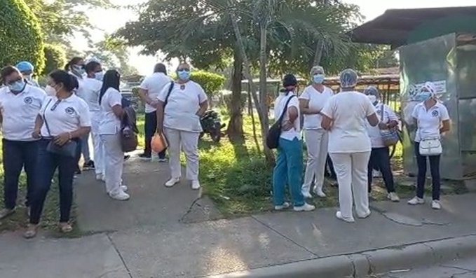Personal de salud del hospital Aníbal Murillo protesta por falta de pago