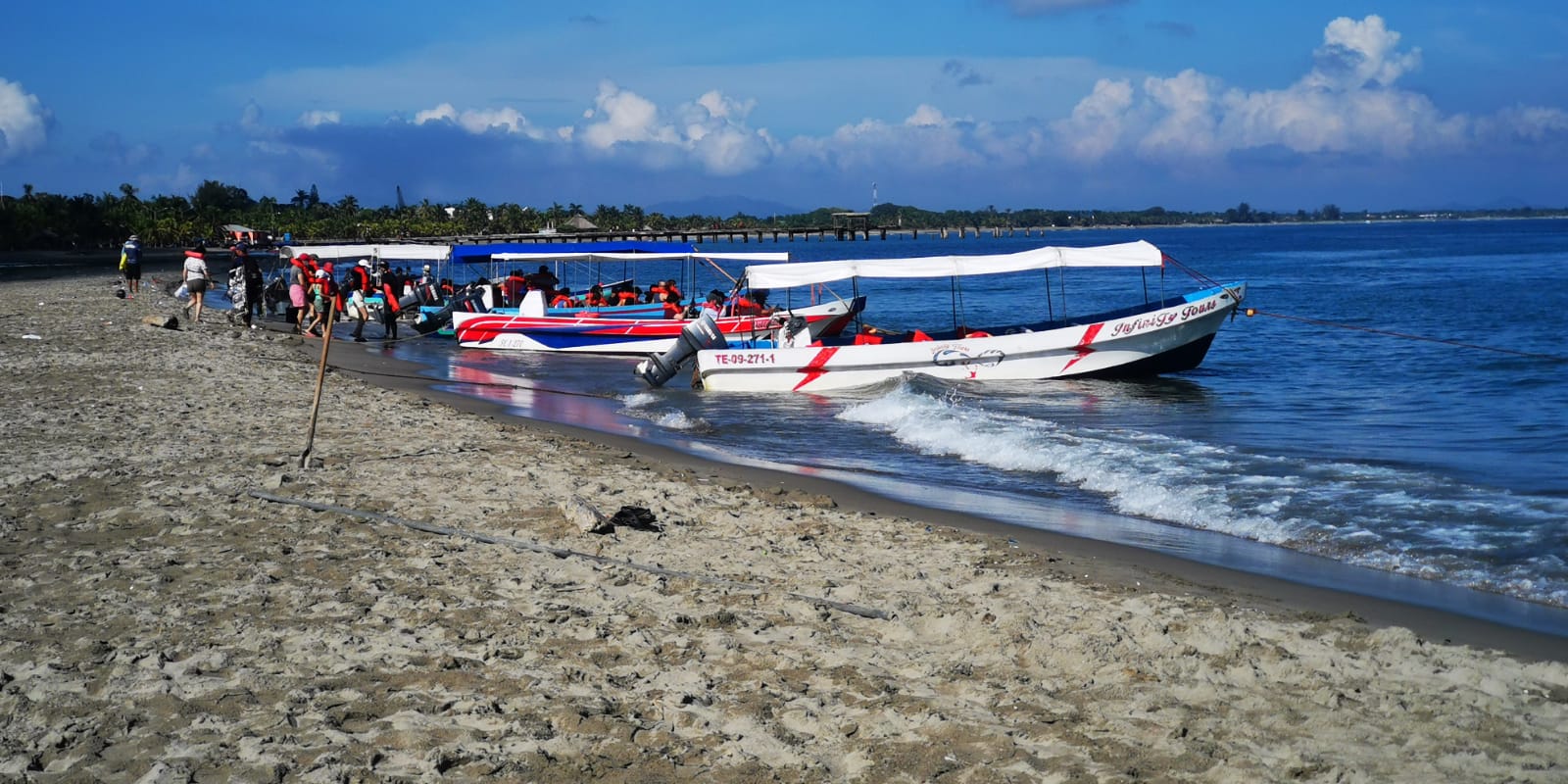 Hondureños ya disfrutan del Feriado Morazánico en las playas  