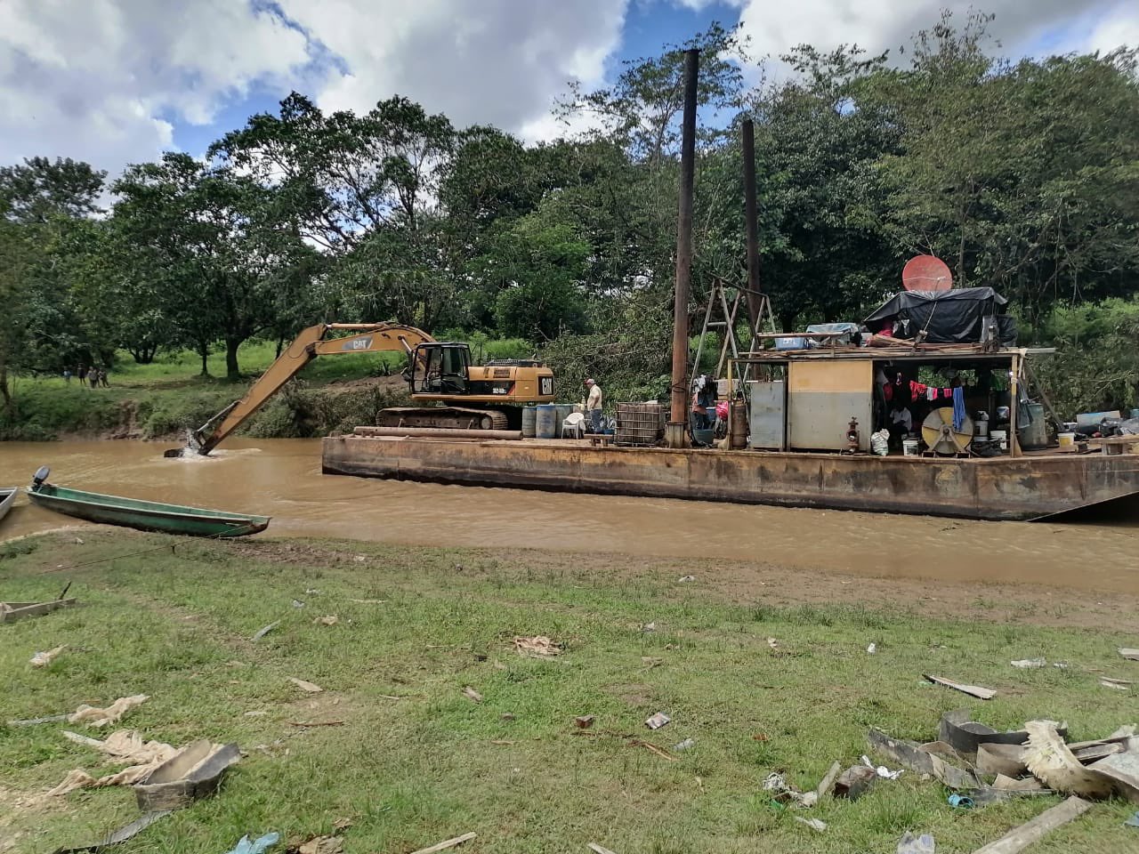 FFAA aseguran equipo de extracción de minería en Río Patuca