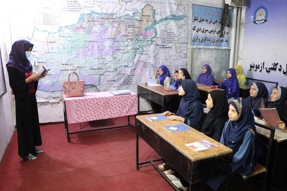 Talibanes prometieron reabrir las escuelas femeninas entre críticas y amenazas de protestas
