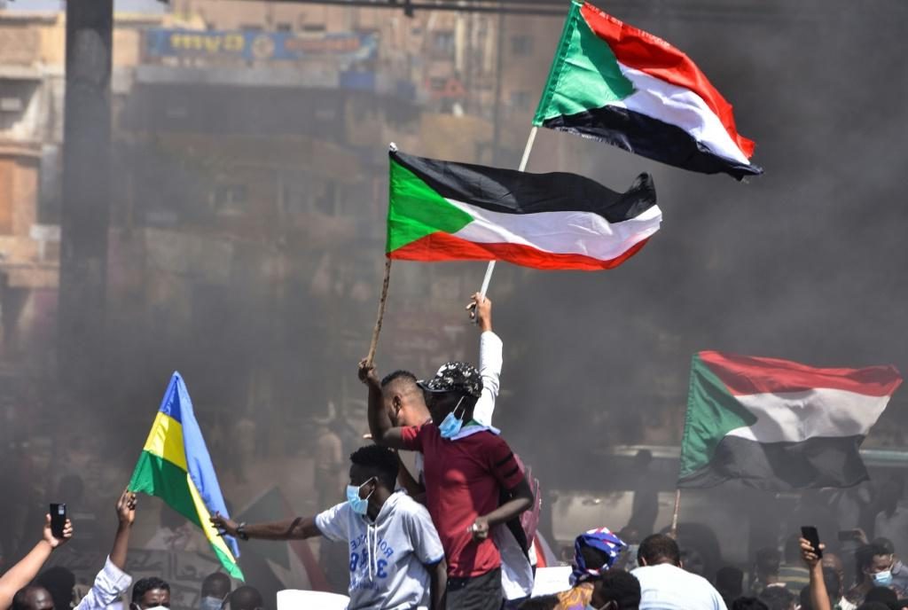 Consejo militar de Sudán declara el estado de emergencia y disuelve el Gobierno