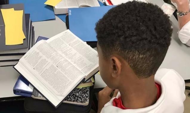 CN retoma debate por lectura de la Biblia obligatoria en centros educativos
